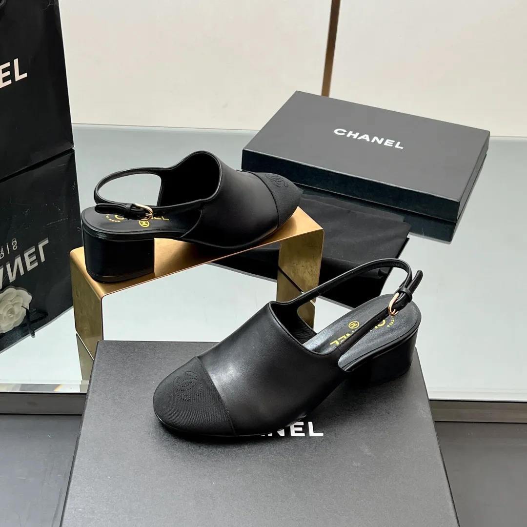 👟👟Ex-factory price 580👟👟 Top quality! Chanel Xiaoxiang 25C early spring new product, thick-heeled cap-toe sandals and back-strap single shoes. Grandma Xiang’s always elegant and ladylike temperament, full of high-end sense, very nice on the feet ~ French style, really beautiful to the top of my heart! An elegant and romantic fairy should be like this! The minimalist color scheme is deeply rooted in people's hearts~ It goes well with either skirts or casual wear! Whether worn barefoot or paired with skirts or trousers, it is very versatile! Incomparably beautiful! Special fairy ✔ Check out the details of my house and take real photos. Fabric: Sheepskin ➕ Grosgrain. Inner pads: all silk sheepskin. Outsole: cowhide outsole imported from Italy. Heel height: 4.5cm. Size: 35-39 (40/41 customized). Comes with counter 🇮🇹 authentic packaging.